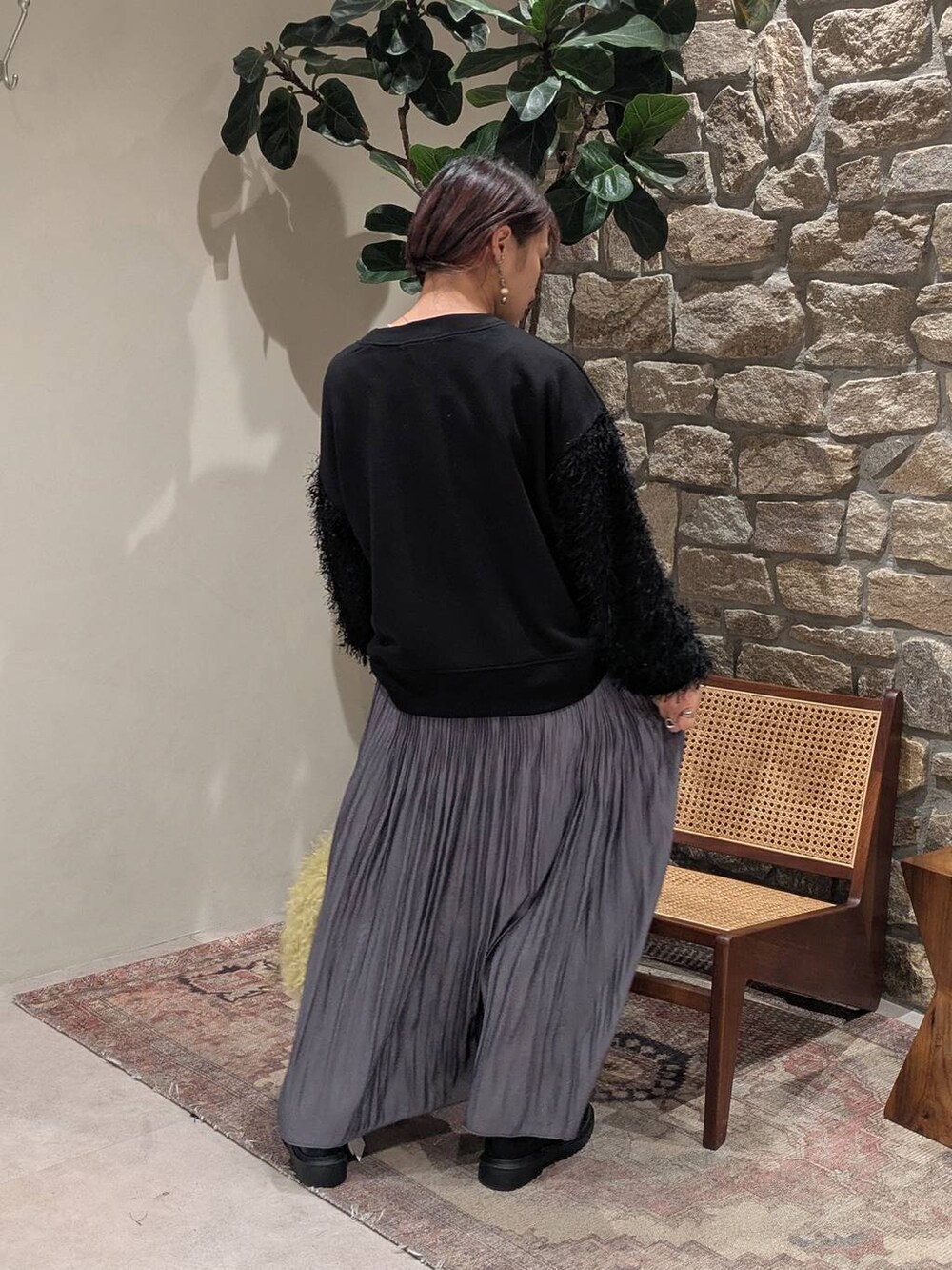 その他のローファー、ブルー系のスカート、ブラック系のスウェットを着用したレディースの冬コーディネートの2枚目の写真