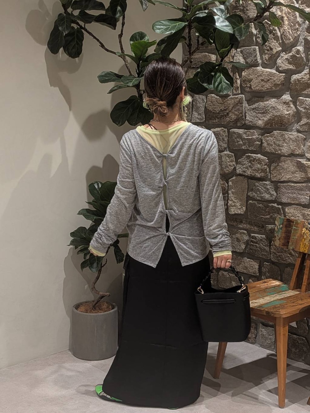 ブラック系のスカート、グレー系のTシャツ/カットソー、グリーン系のスニーカーを着用したレディースの夏コーディネートの2枚目の写真