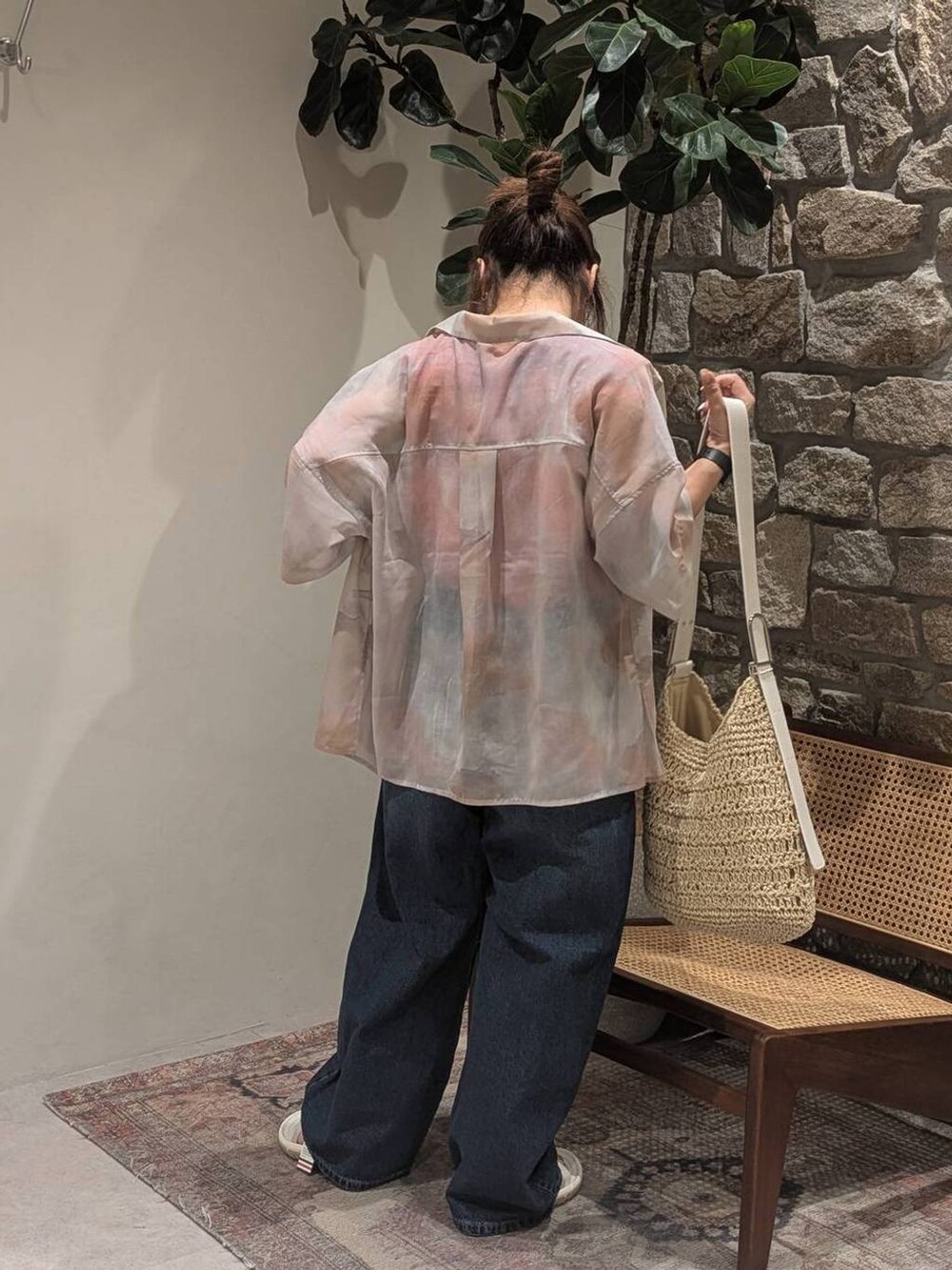 ベージュ系のサンダル、ブルー系のデニムパンツ、ピンク系のシャツ/ブラウスを着用したレディースの春コーディネートの2枚目の写真