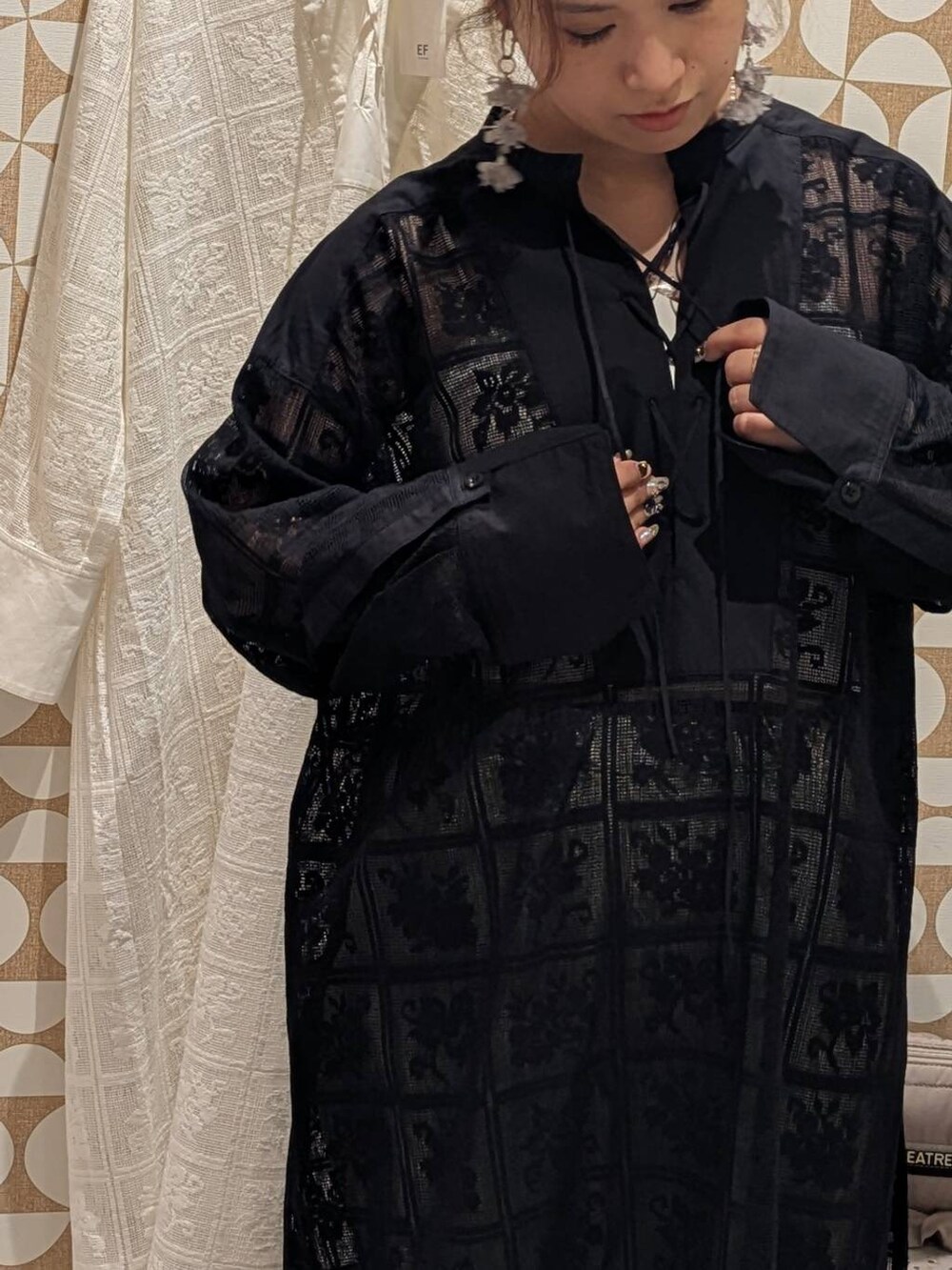 その他のローファー、ホワイト系のワンピース、イエロー系のデニムパンツを着用したレディースの夏コーディネートの2枚目の写真