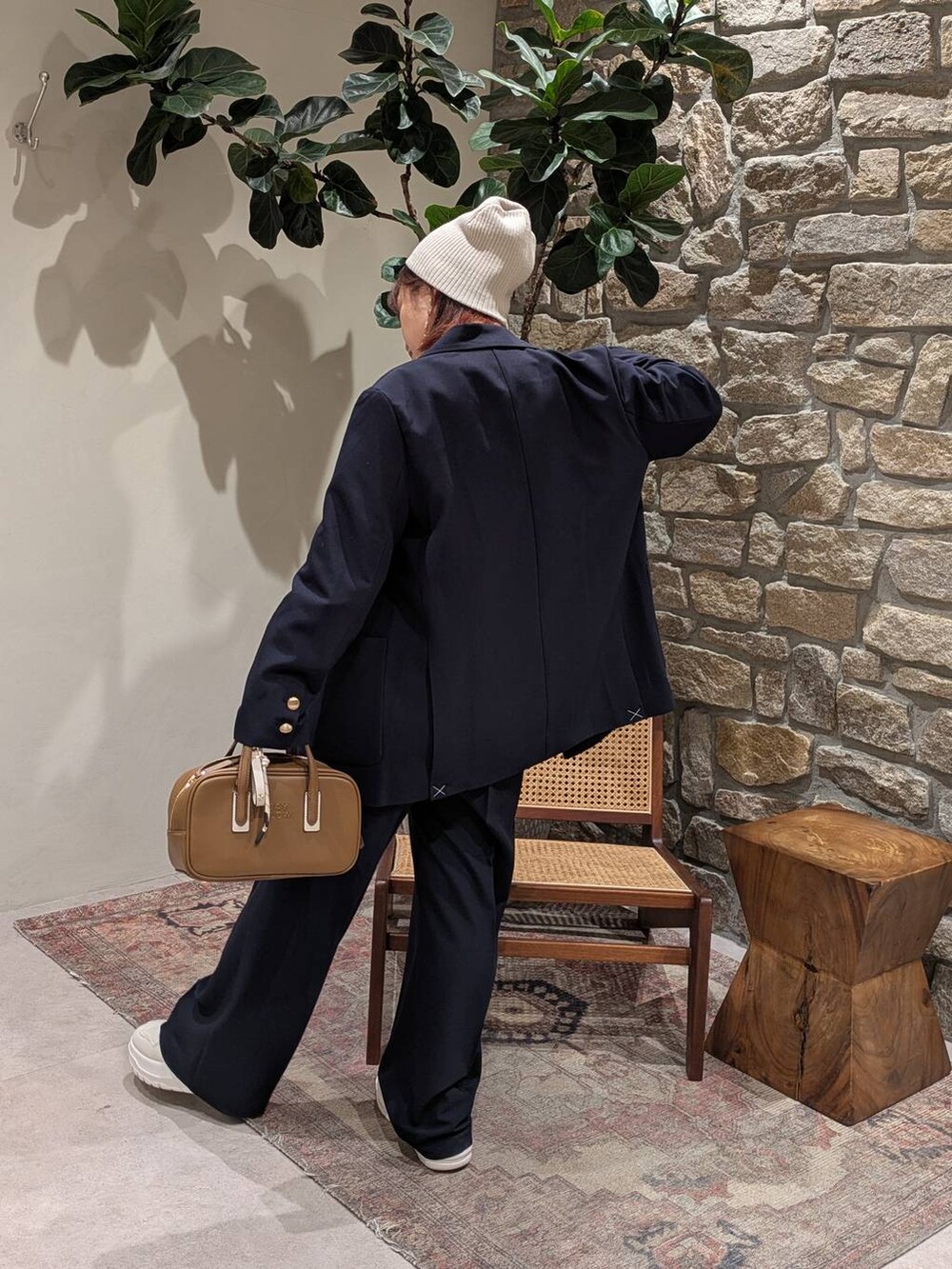 ホワイト系のスニーカー、ブルー系のその他パンツ、ブルー系のテーラードジャケットを着用したレディースの冬コーディネートの2枚目の写真