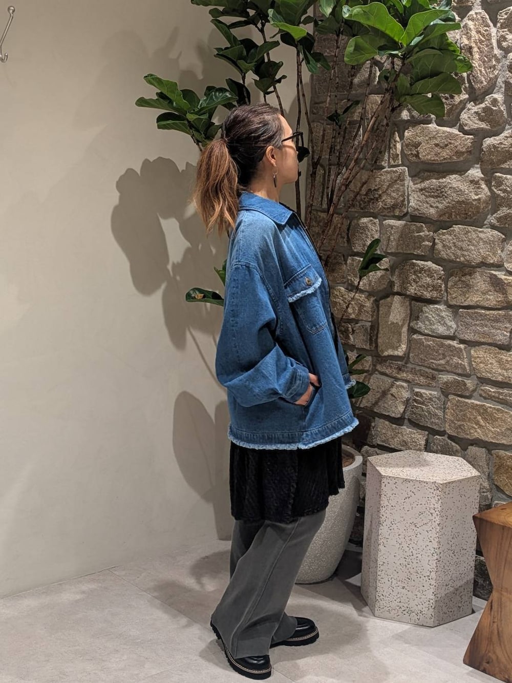 ブルー系のブルゾン、グレー系のTシャツ/カットソー、グレー系のその他パンツを着用したレディースの秋コーディネートの5枚目の写真