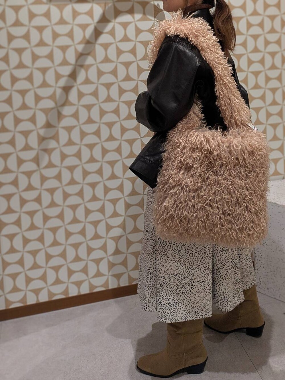 ベージュ系のブーツ、ブラウン系のショルダーバッグ、その他のその他アウターを着用したレディースの秋コーディネートの6枚目の写真