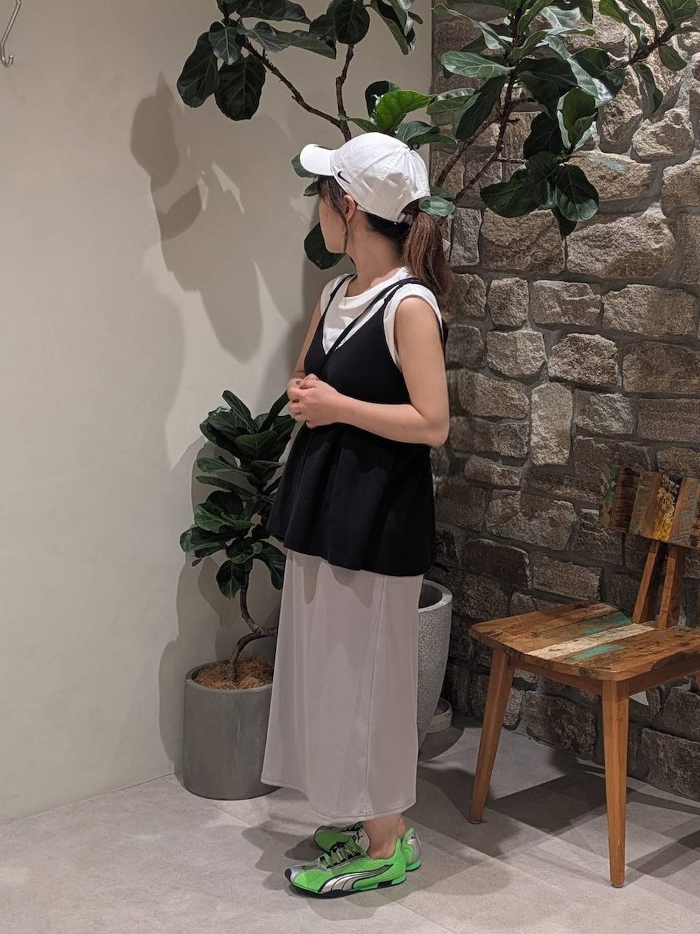 グリーン系のスニーカー、その他のハンドバッグ、ホワイト系のTシャツ/カットソーを着用したレディースの夏コーディネートの2枚目の写真