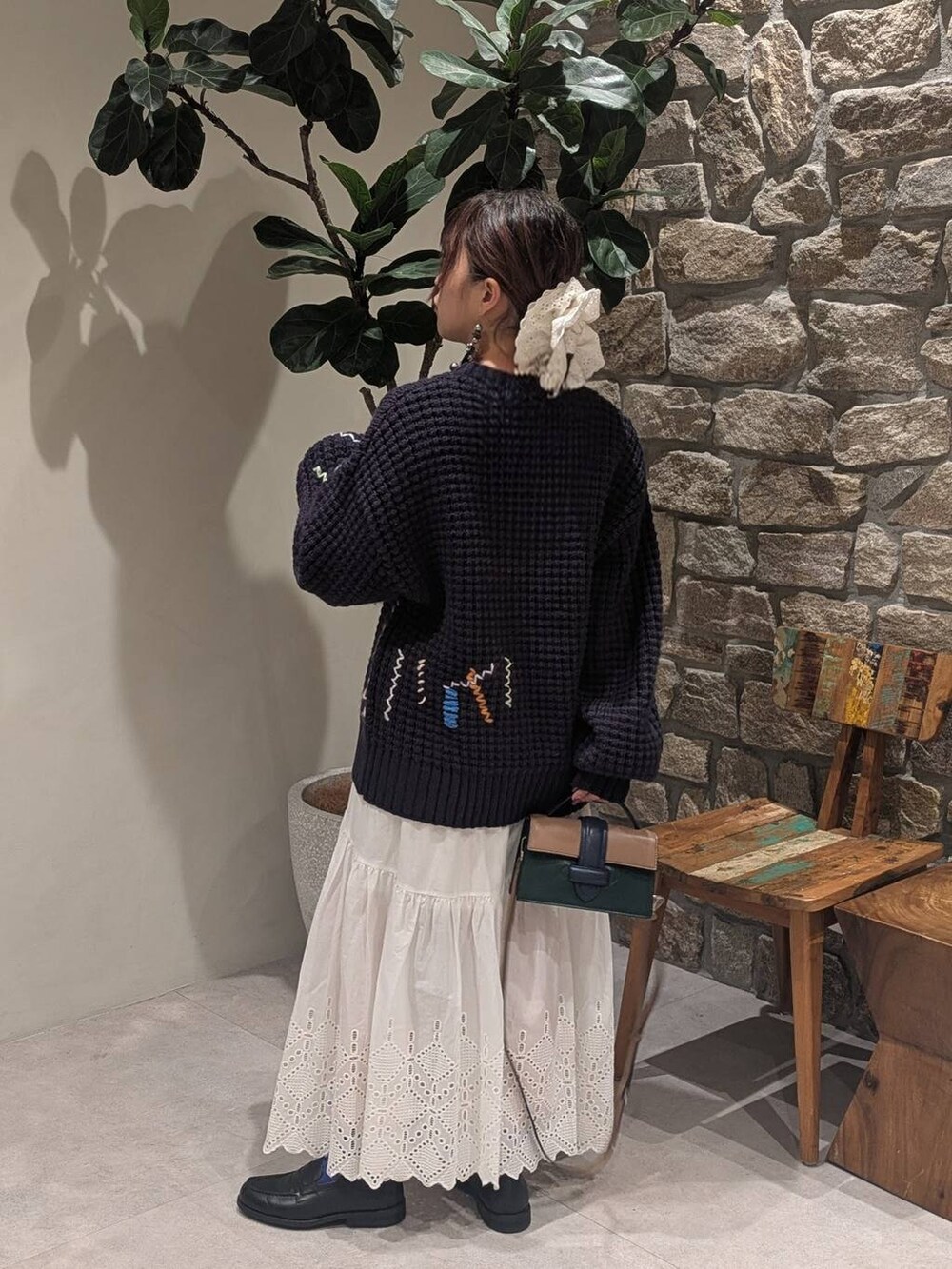 その他のローファー、グリーン系のショルダーバッグ、ホワイト系のスカートを着用したレディースの冬コーディネートの2枚目の写真