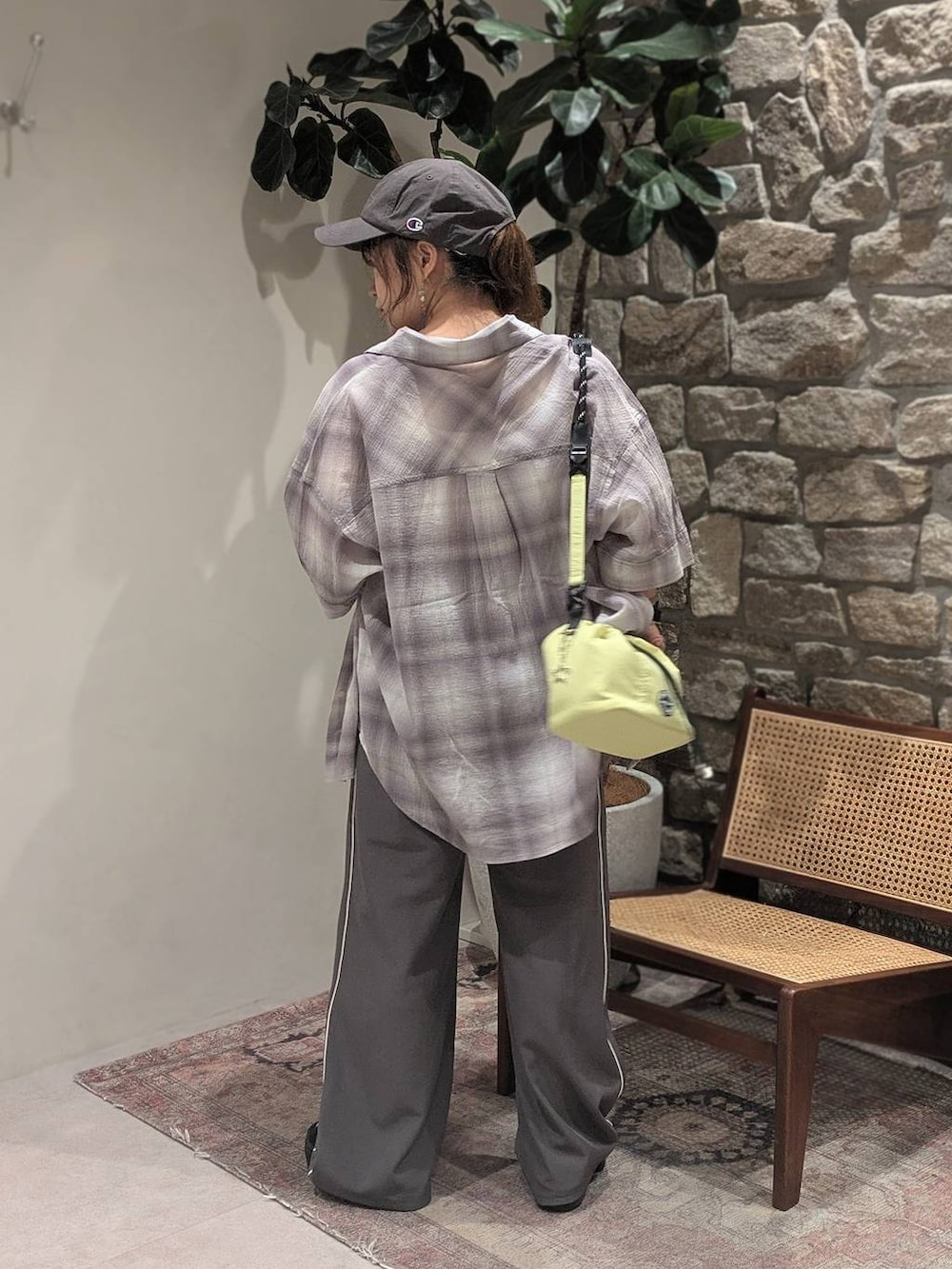 「低身長、差し色コーデ、個性派、シアートップス、シャツ、カップ付きインナー、パンツ、ワイドパンツ、サンダル、厚底サンダル、ショルダーバッグ、ベイフローのシアーアイテム_BAYFLOW、スポーティ、メンズライク、キャップ」｜「BAYFLOWのミックスフレームサングラス（サングラス、ブラウン系）」を使った、sunabfさん（レディース・148cm）の春コーディネートの3枚目の写真