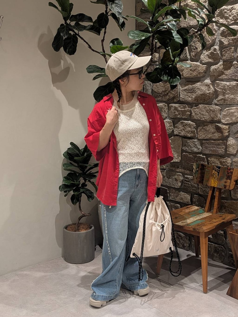 レッド系のTシャツ/カットソー、レッド系のニット/セーター、レッド系のシャツ/ブラウスを着用したレディースの夏コーディネートの8枚目の写真