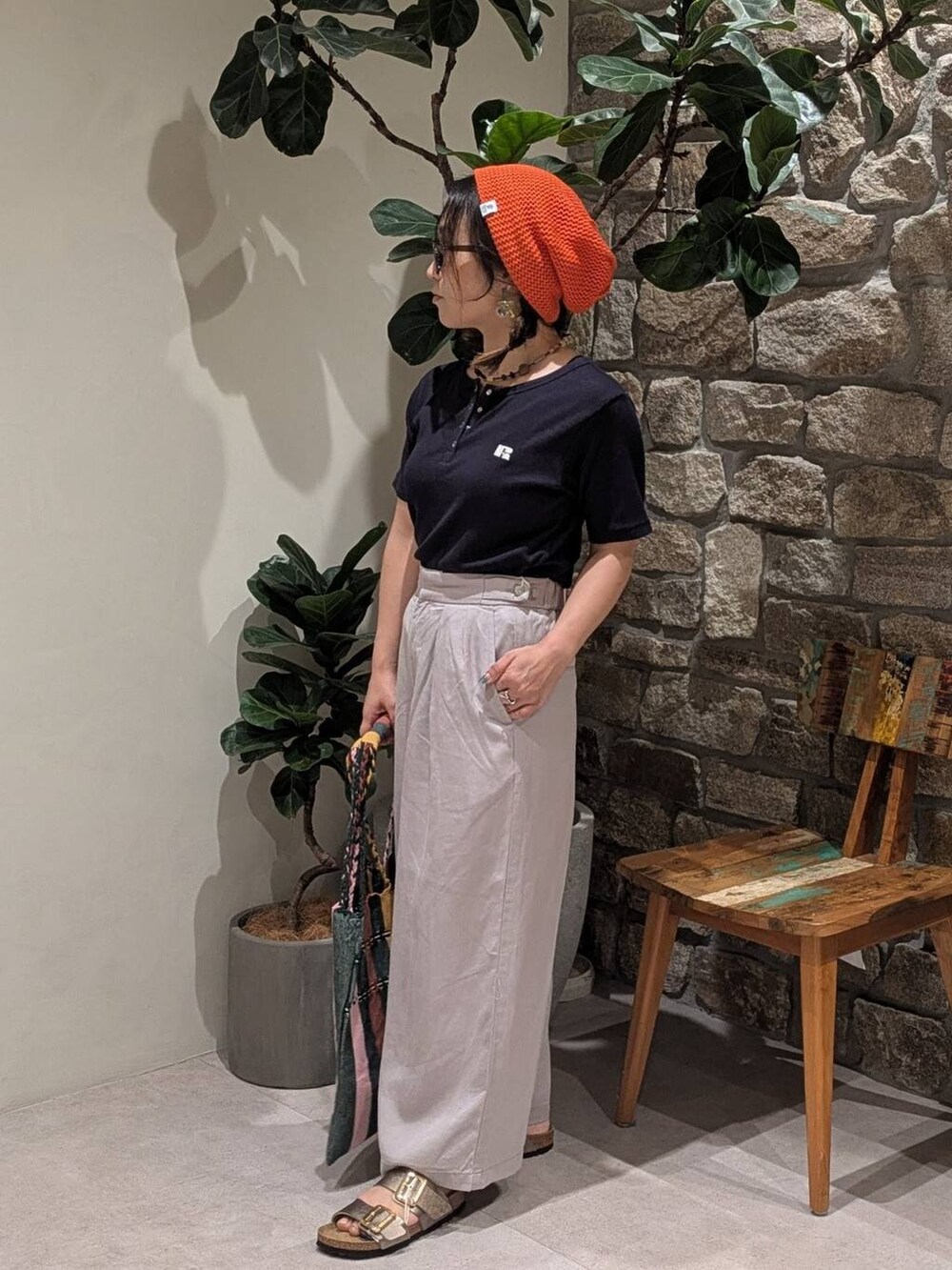 グリーン系のトートバッグ、ブルー系のTシャツ/カットソー、グレー系のその他パンツを着用したレディースの夏コーディネートの2枚目の写真