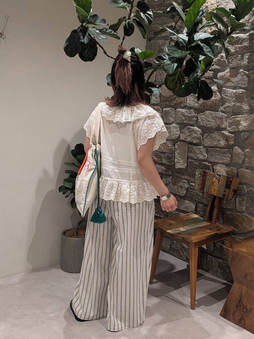ホワイト系のその他パンツ、グリーン系のトートバッグ、ホワイト系のシャツ/ブラウスを着用したレディースの春コーディネートの3枚目の写真