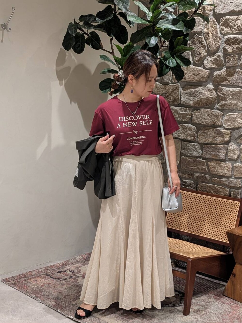 「差し色コーデ、個性派、きれいめカジュアル、大人カジュアル、女子会、女子ウケ、おでかけ、スカート、Tシャツ、ジャケット、ジャケットスタイル、接触冷感、ママコーデ、夏コーデ、BAYFLOW」｜「BAYFLOWのアソートロゴショートスリーブT（Tシャツ/カットソー、レッド系）」を使った、sunabfさん（レディース・148cm）の夏コーディネートの3枚目の写真