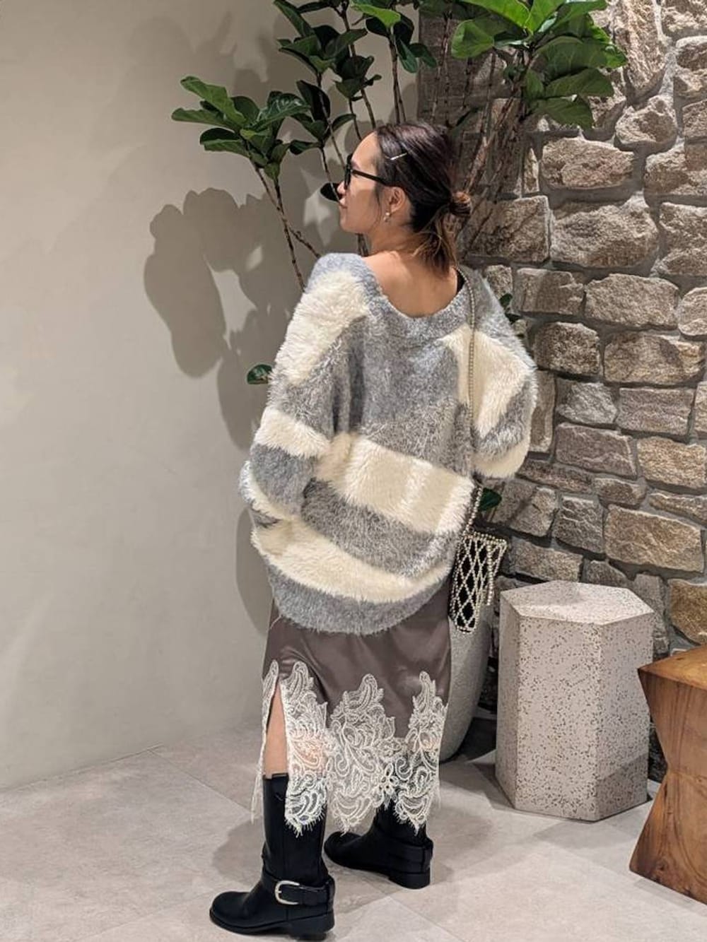 シルバー系のショルダーバッグ、ブルー系のその他パンツ、パープル系のカーディガン/ボレロを着用したレディースの秋コーディネートの5枚目の写真