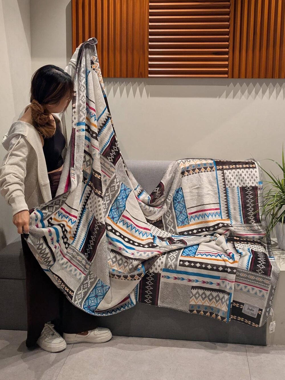 ブラウン系のブランケット、ホワイト系のブランケット、グレー系のブランケットを着用したレディースの秋コーディネートの3枚目の写真