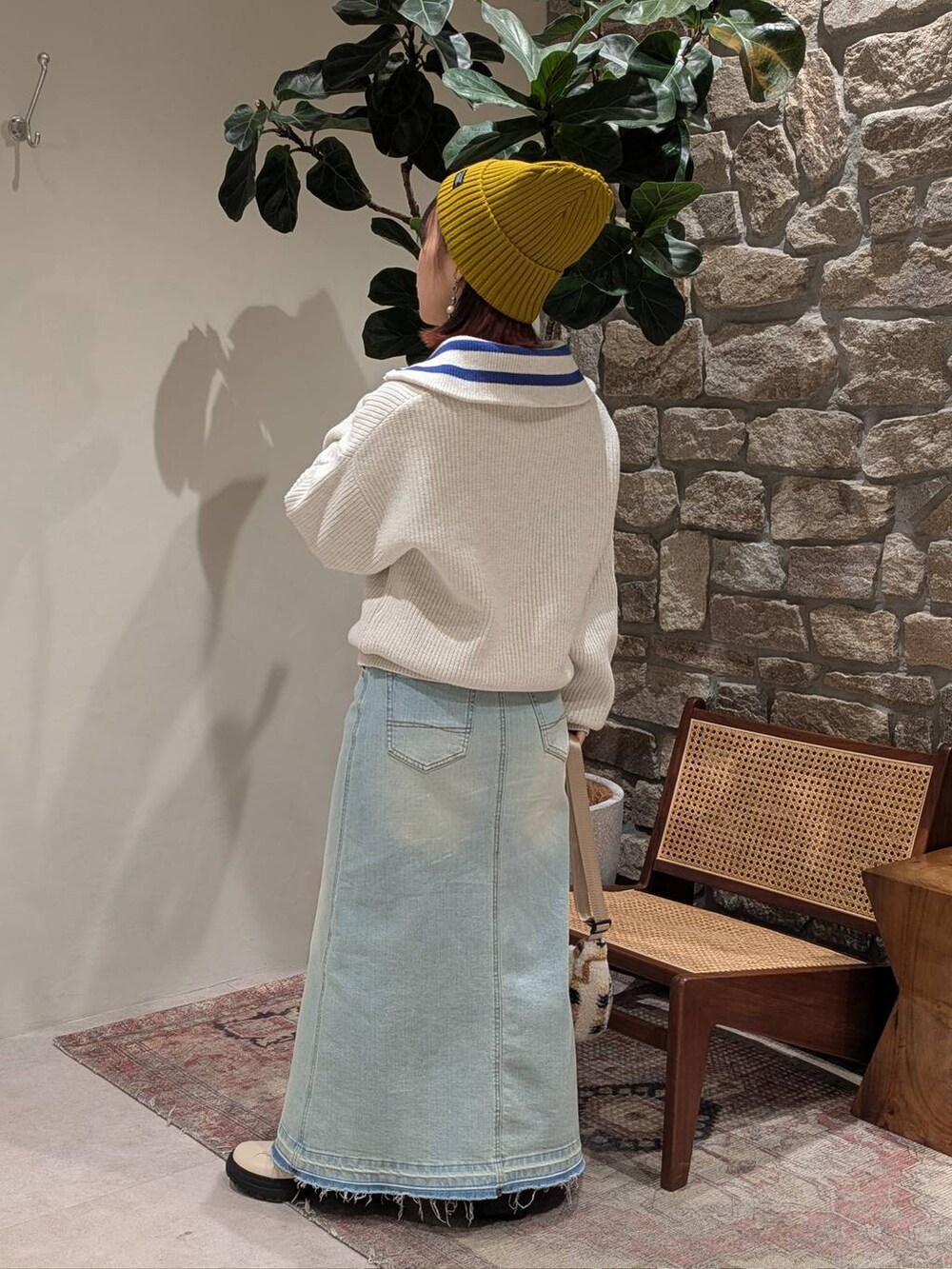 「低身長、差し色コーデ、個性派、春色、ニット、ニット帽、スカート、BAYFLOWJEANS_BAYFLOW、BAYFLOW、カジュアル、ラフ、ゆったり、スポーティ、体型カバー、ママコーデ」｜「BAYFLOWの【スタッフ企画】デニムスカート／YOU are YOU（デニムスカート、ブルー系）」を使った、sunabfさん（レディース・148cm）の冬コーディネートの3枚目の写真