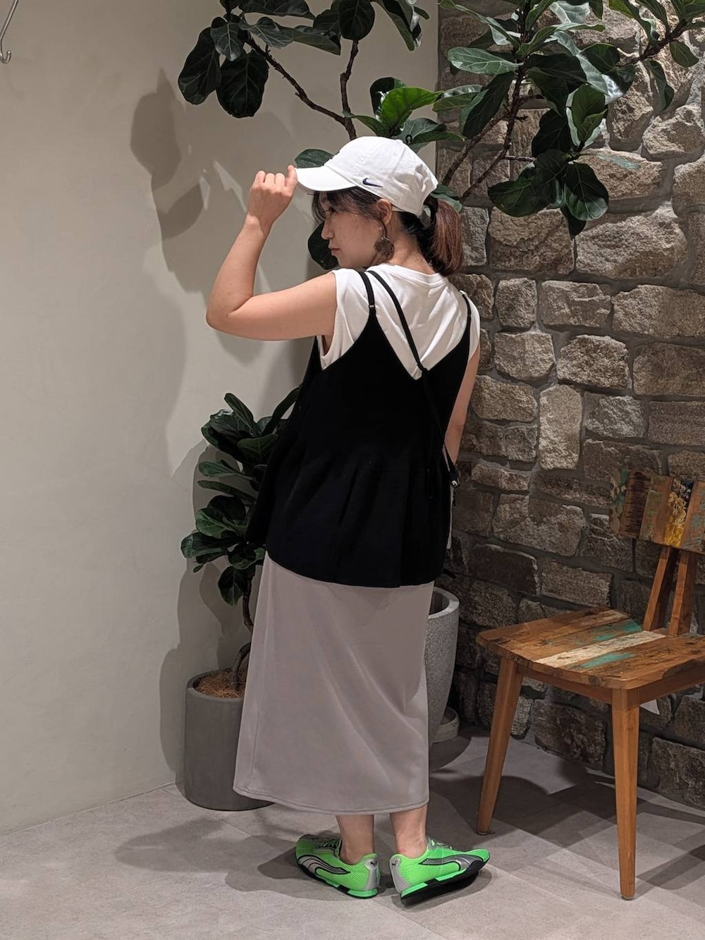 グリーン系のスニーカー、その他のハンドバッグ、ホワイト系のTシャツ/カットソーを着用したレディースの夏コーディネートの3枚目の写真