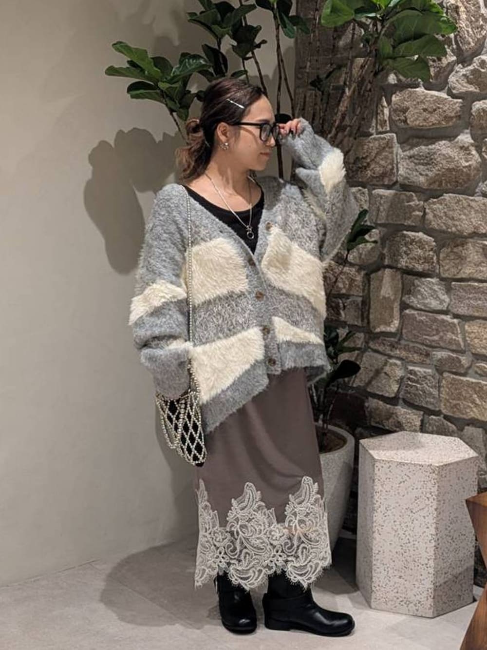 シルバー系のショルダーバッグ、ブルー系のその他パンツ、パープル系のカーディガン/ボレロを着用したレディースの秋コーディネートの4枚目の写真