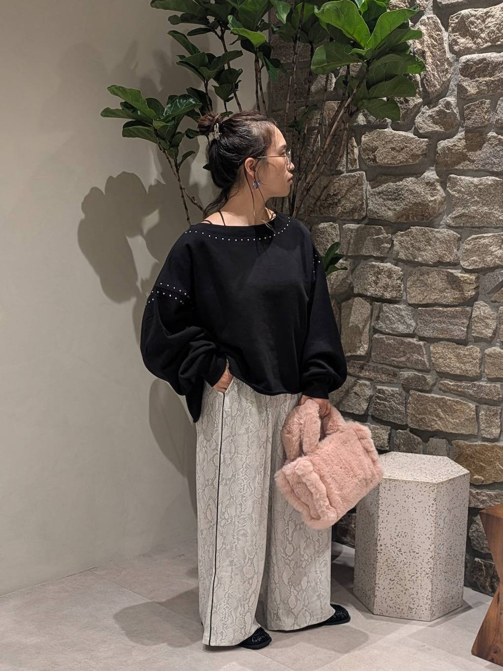 ブラック系のスリッポン、その他のその他パンツ、ピンク系のトートバッグを着用したレディースの秋コーディネートの2枚目の写真