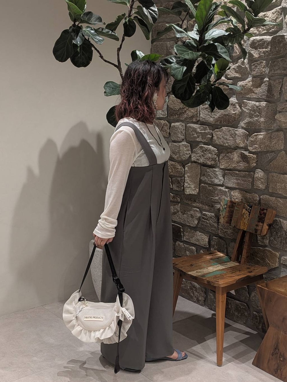 ブラック系のキャミソール、ブルー系のサンダル、グレー系のサロペット/オーバーオールを着用したレディースの春コーディネートの3枚目の写真