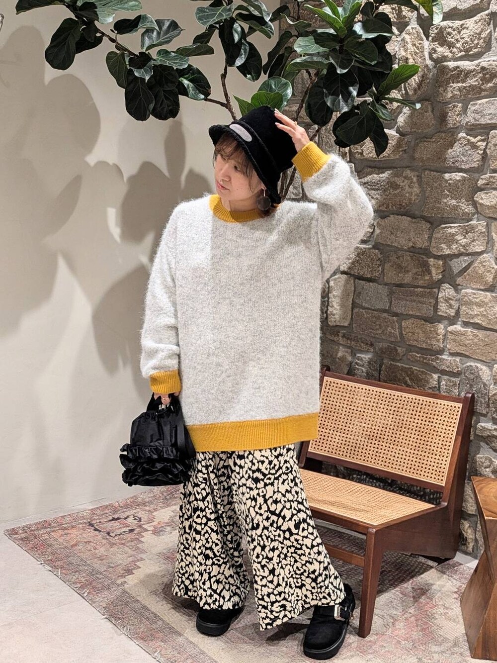 ブラック系のスリッポン、ホワイト系のニット/セーター、ベージュ系のその他パンツを着用したレディースの秋コーディネートの2枚目の写真