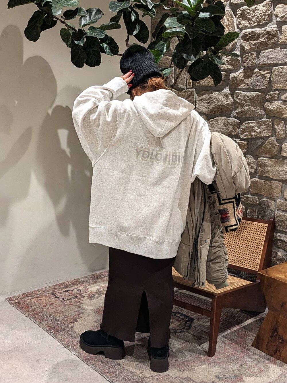 ブラウン系のスカート、グリーン系のブルゾン、グレー系のパーカーを着用したレディースの秋コーディネートの4枚目の写真