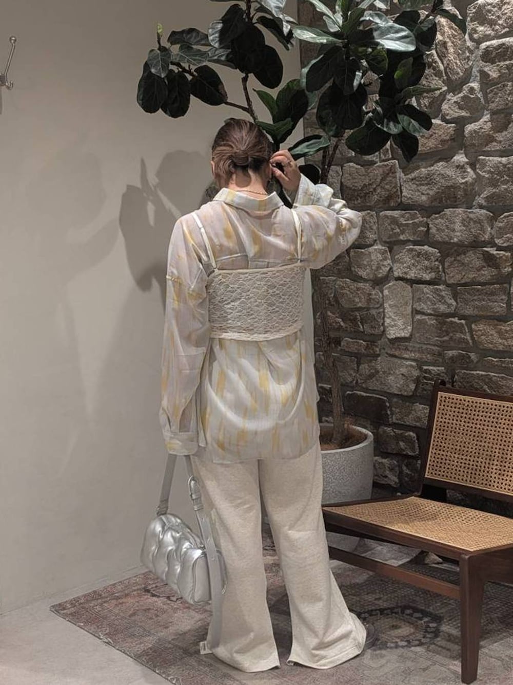 シルバー系のサンダル、シルバー系のショルダーバッグ、ベージュ系のその他パンツを着用したレディースの夏コーディネートの2枚目の写真