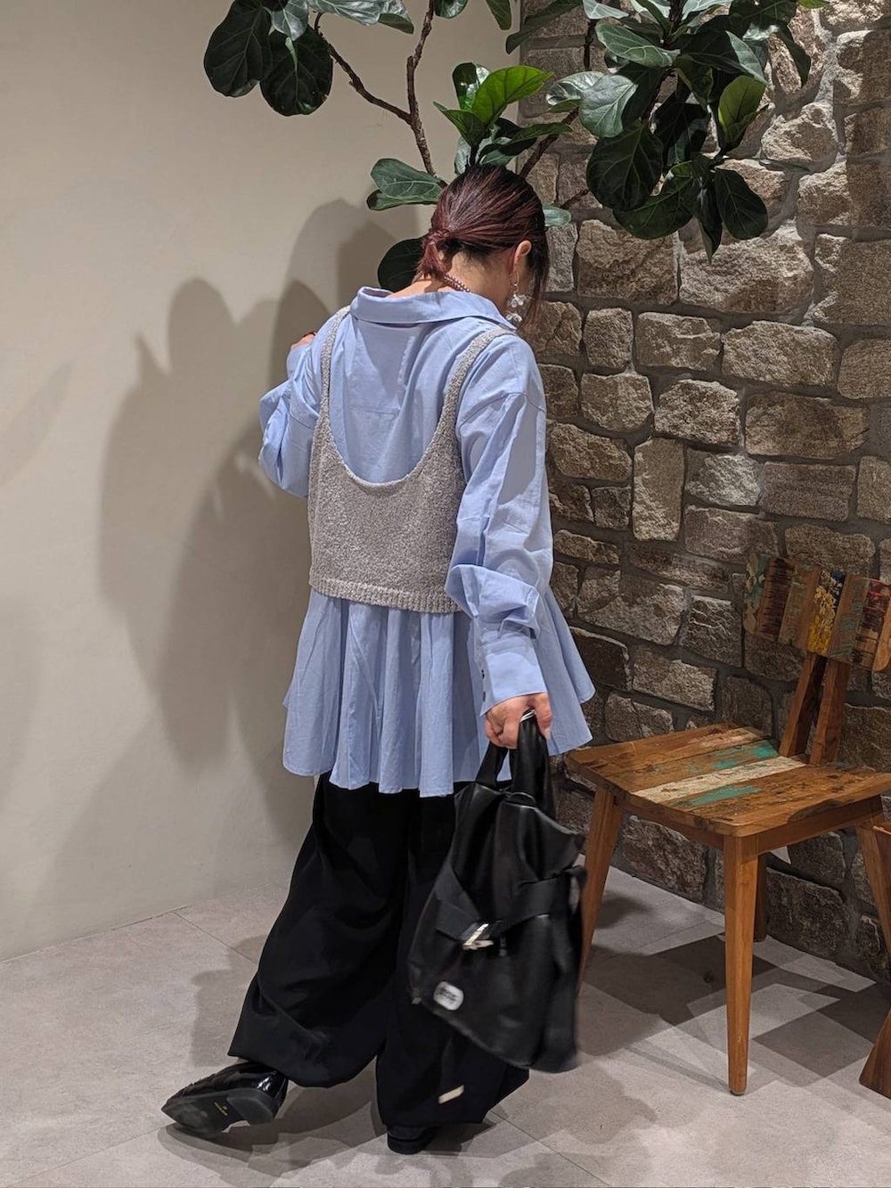 ブラック系のローファー、グレー系のその他トップス、ブラック系のトートバッグを着用したレディースの春コーディネートの3枚目の写真