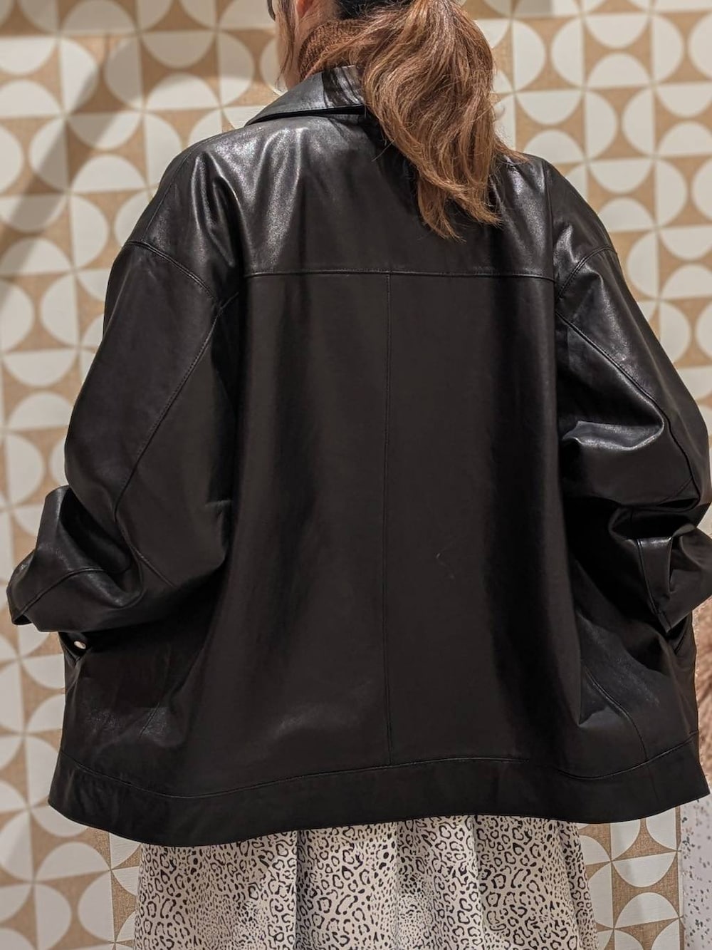 ベージュ系のブーツ、ブラウン系のショルダーバッグ、その他のその他アウターを着用したレディースの秋コーディネートの2枚目の写真