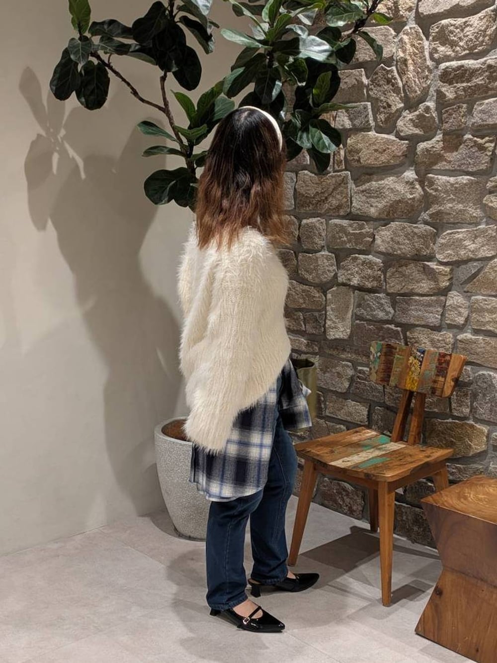 ブラック系のその他シューズ、ブルー系のデニムパンツ、ブルー系のシャツ/ブラウスを着用したレディースの秋コーディネートの3枚目の写真