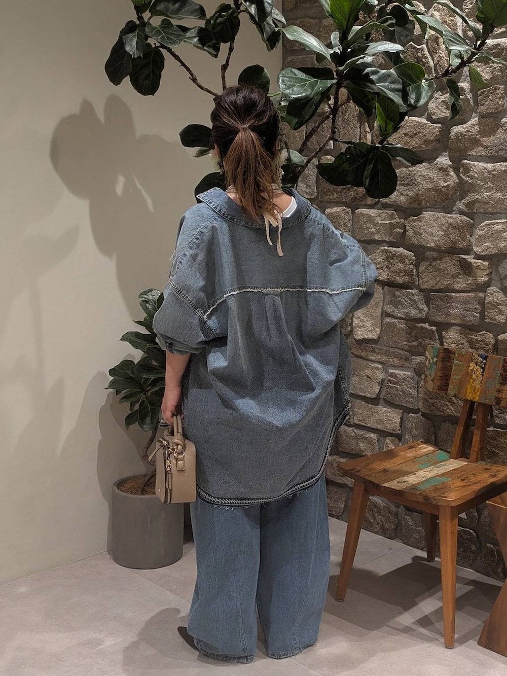 ブラウン系のパンプス、ブルー系のデニムパンツ、ホワイト系のTシャツ/カットソーを着用したレディースの夏コーディネートの4枚目の写真
