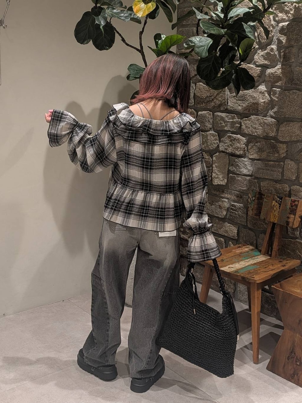 ブルー系のキャミソール、ブラック系のサンダル、ブラック系のトートバッグを着用したレディースの春コーディネートの3枚目の写真