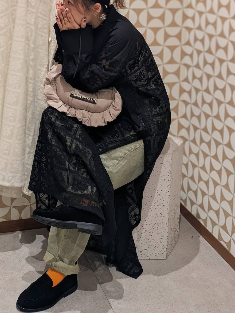 その他のローファー、ホワイト系のワンピース、イエロー系のデニムパンツを着用したレディースの夏コーディネートの4枚目の写真