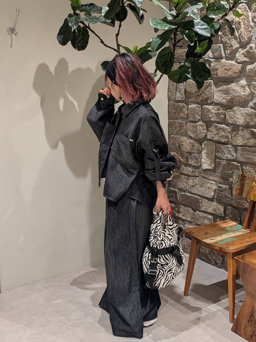 その他のトートバッグ、グレー系のスニーカー、ブラック系のシャツ/ブラウスを着用したレディースの春コーディネートの2枚目の写真