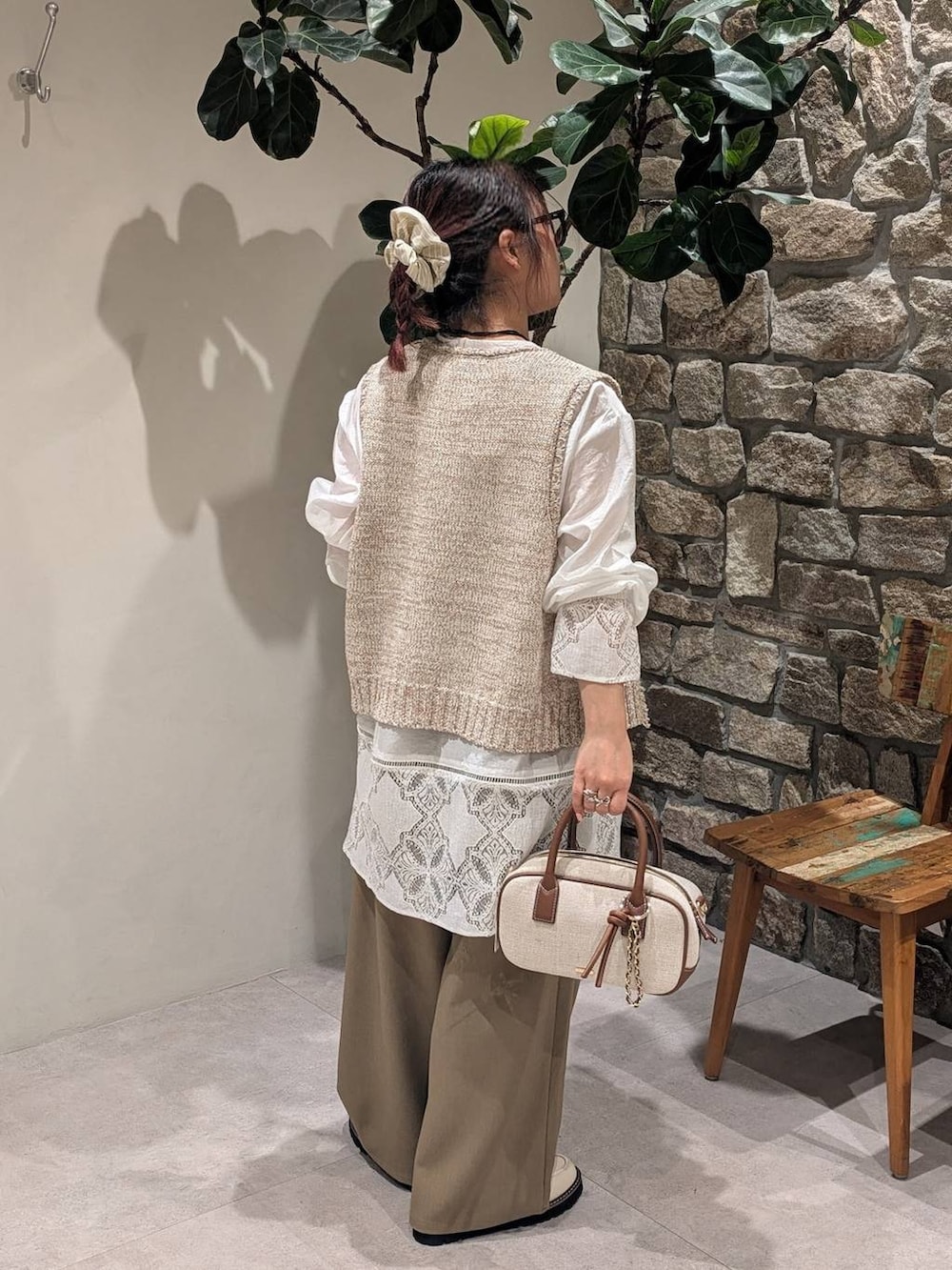 ホワイト系のローファー、ベージュ系のハンドバッグ、ブラウン系のその他パンツを着用したレディースの春コーディネートの3枚目の写真