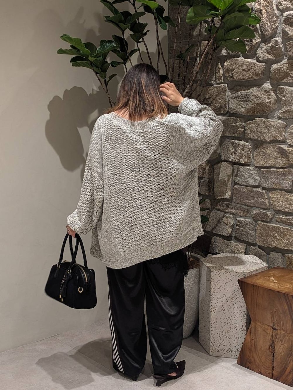 ブラウン系のパンプス、ブラック系のその他パンツ、ホワイト系のカーディガン/ボレロを着用したレディースの秋コーディネートの4枚目の写真