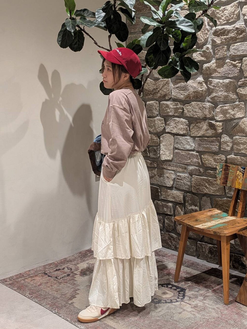 ブラウン系のトートバッグ、ブラウン系のTシャツ/カットソー、ブルー系のデニムジャケットを着用したレディースの秋コーディネートの4枚目の写真