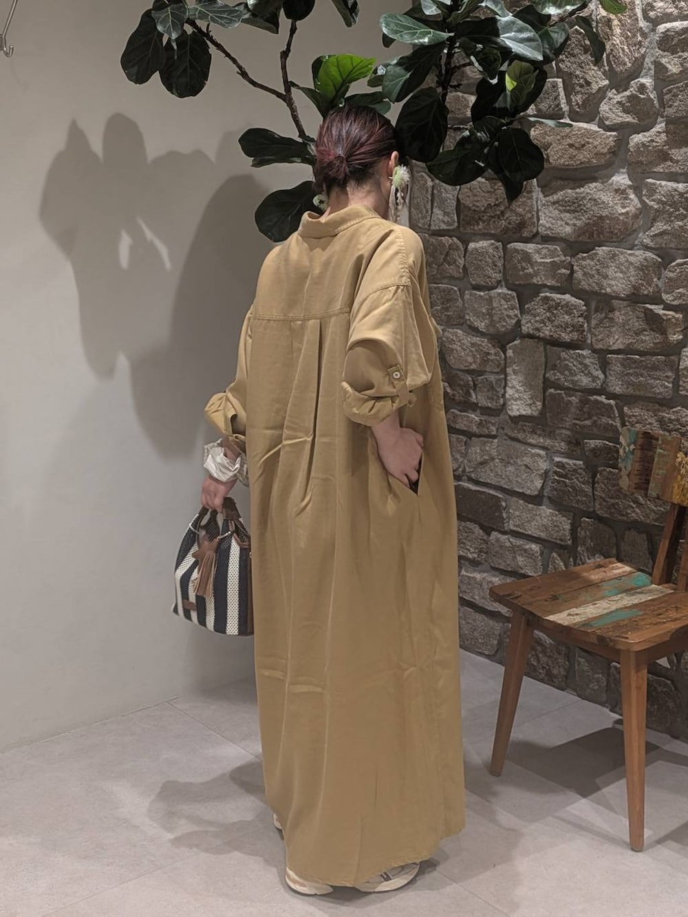 ベージュ系のスニーカー、ブルー系のショルダーバッグ、イエロー系のワンピースを着用したレディースの春コーディネートの3枚目の写真