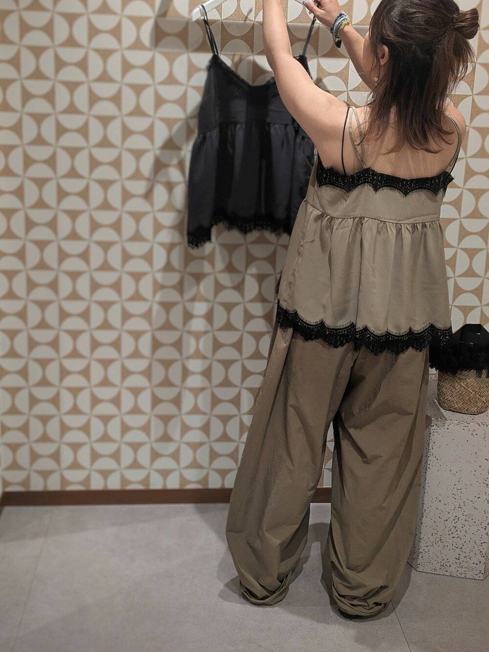 グレー系のシャツ/ブラウス、ブラック系のかごバッグ、ベージュ系のキャミソールを着用したレディースの夏コーディネートの3枚目の写真