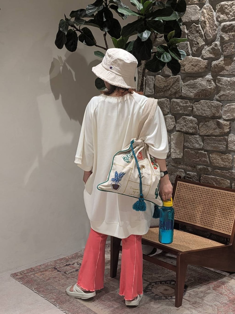 「低身長、差し色コーデ、個性派、オーバーサイズ、ゆったり、体型カバー、ママコーデ、キッズ服、スウェット、レギンスパンツ、サンダル、バッグ、バケットハット、キャンプ、アウトドア」｜「BAYFLOWの[大容量!]BF TYPO Ｗボトル1000ml（水筒、ブルー系）」を使った、sunabfさん（レディース・148cm）の春コーディネートの2枚目の写真