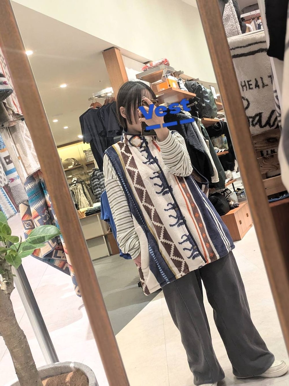ベージュ系のブランケット、ブルー系のブランケット、グレー系のブランケットを着用したレディースの秋コーディネートの4枚目の写真