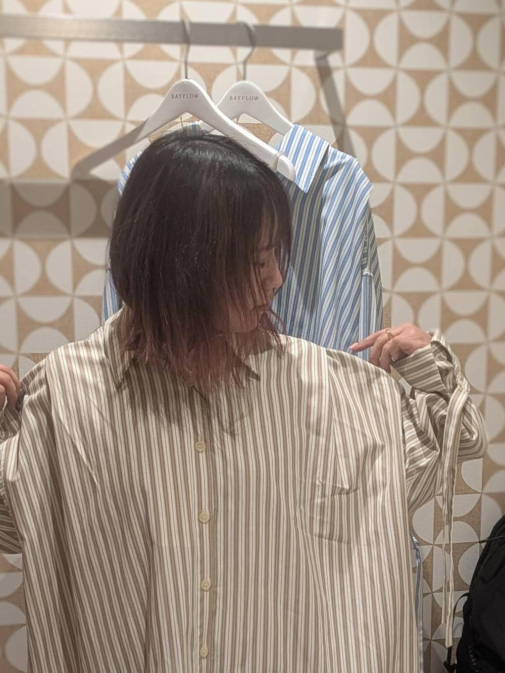 ブラック系のバックパック/リュック、ブルー系のデニムパンツ、レッド系のスウェットを着用したレディースの冬コーディネートの2枚目の写真