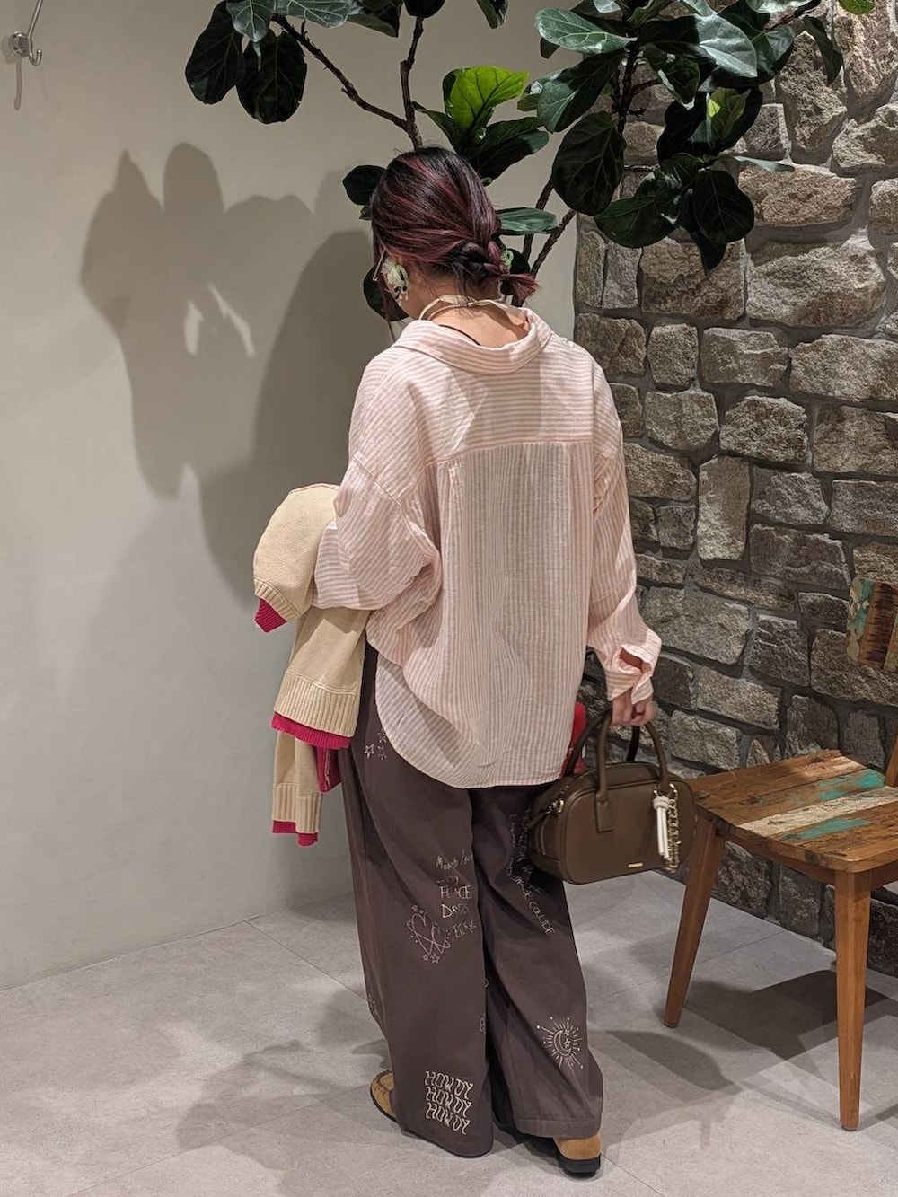 ピンク系のシャツ/ブラウス、ベージュ系のローファー、ベージュ系のカーディガン/ボレロを着用したレディースの春コーディネートの5枚目の写真