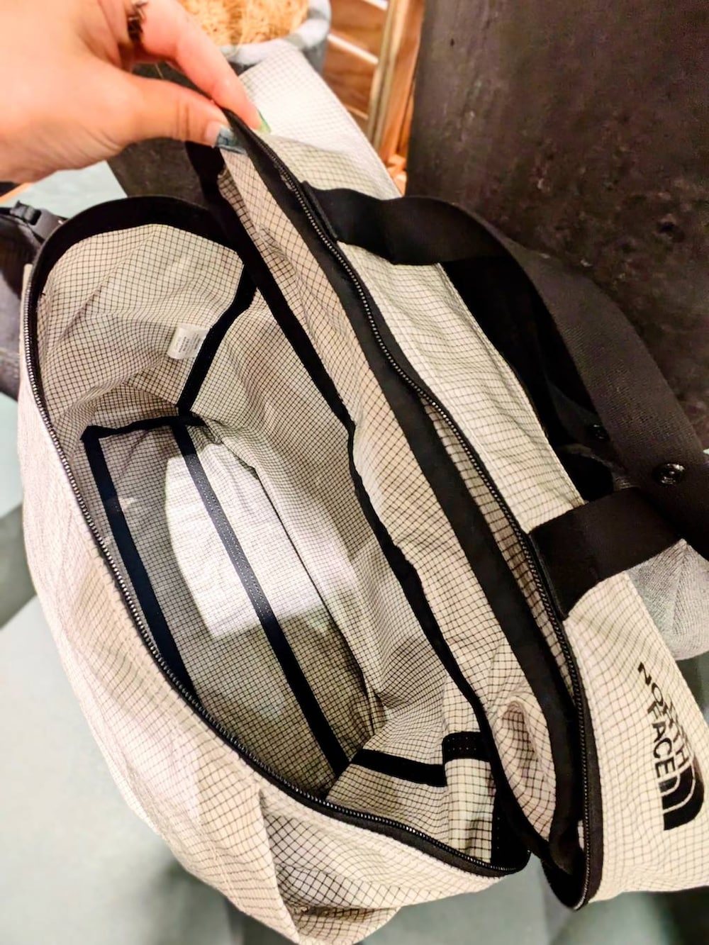 その他のハンドバッグ、ブラック系のハンドバッグ、その他のハンドバッグを着用したレディースの春コーディネートの3枚目の写真