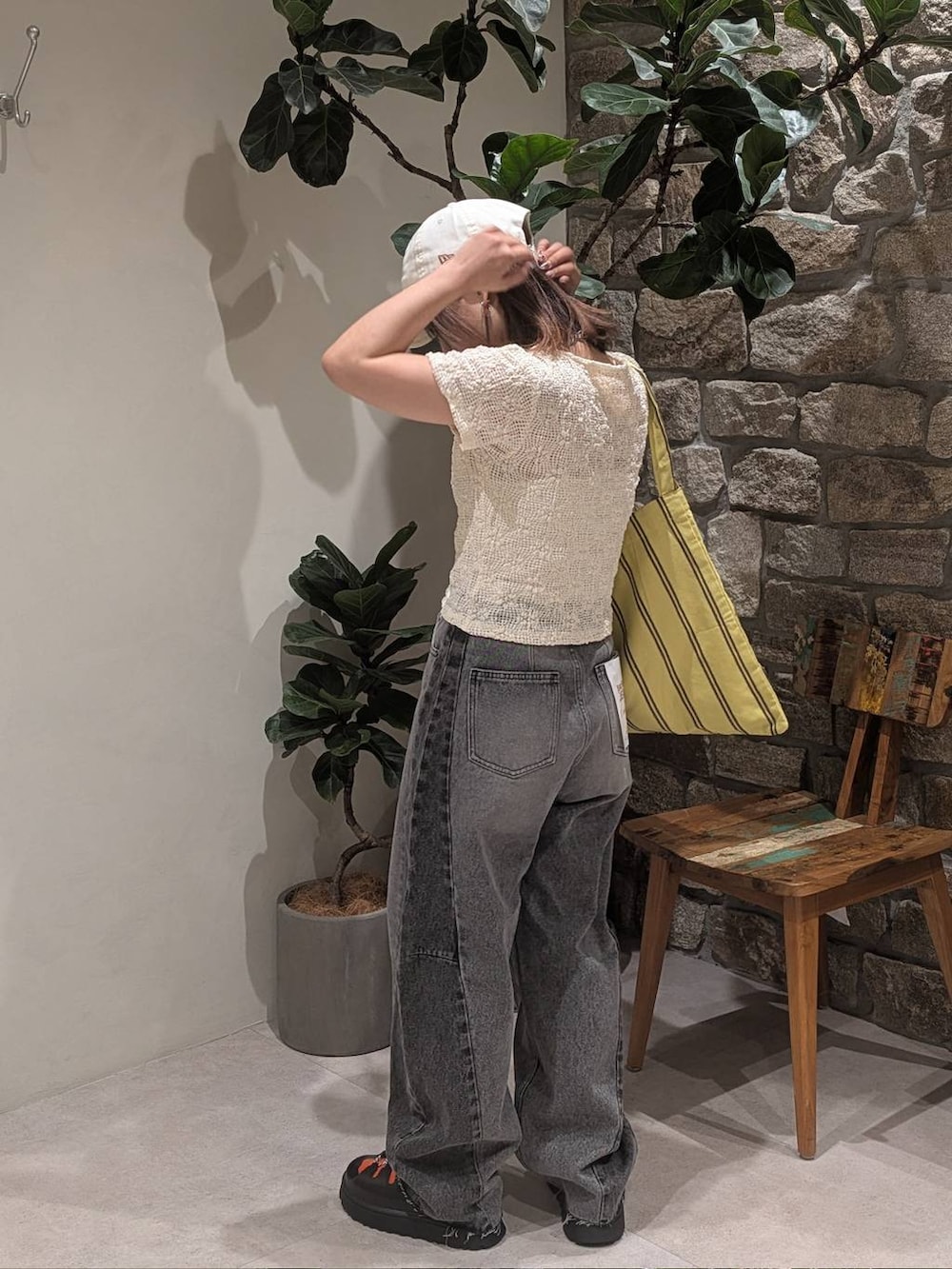 ブラック系のサンダル、ブラック系のデニムパンツ、ホワイト系のTシャツ/カットソーを着用したレディースの春コーディネートの3枚目の写真