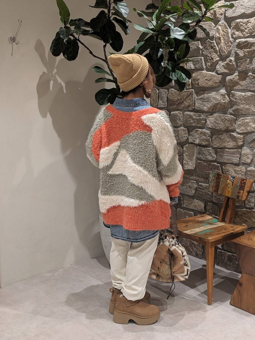 ベージュ系のハンドバッグ、ブルー系のシャツ/ブラウス、ベージュ系のその他パンツを着用したレディースの秋コーディネートの3枚目の写真