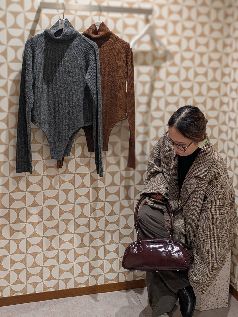 その他のローファー、グレー系のチノパンツ、ブラウン系のニット/セーターを着用したレディースの秋コーディネートの6枚目の写真