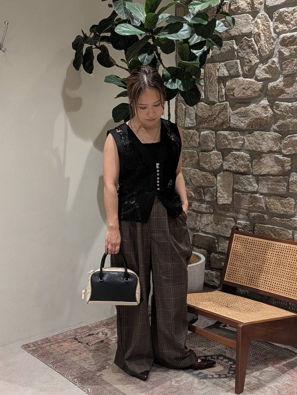 レッド系のその他シューズ、ブラウン系のその他パンツ、ブラック系のベストを着用したレディースの夏コーディネートの2枚目の写真