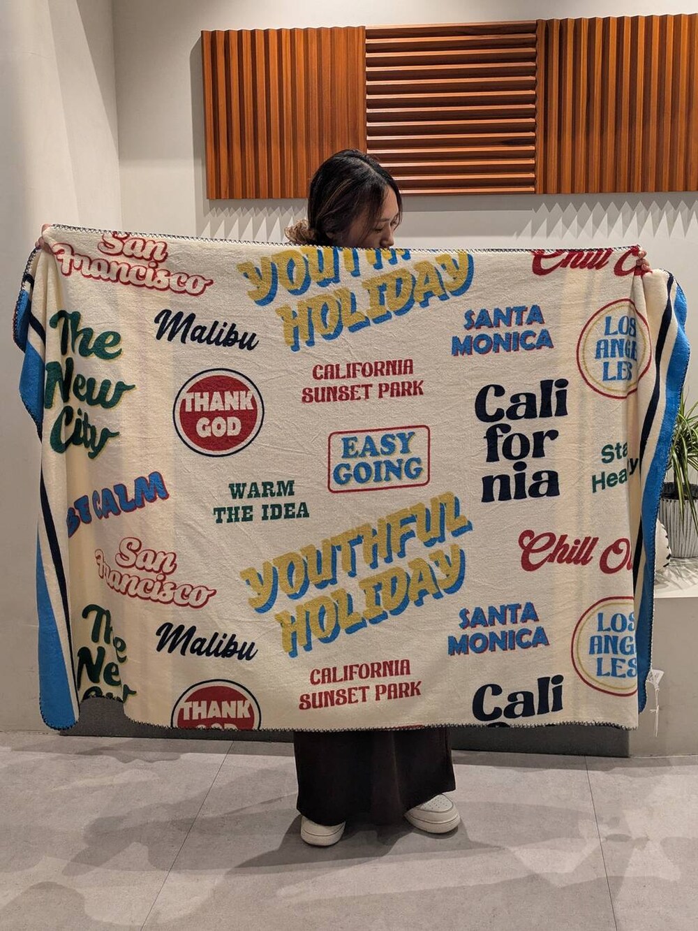 ブラウン系のブランケット、ホワイト系のブランケット、グレー系のブランケットを着用したレディースの秋コーディネートの2枚目の写真