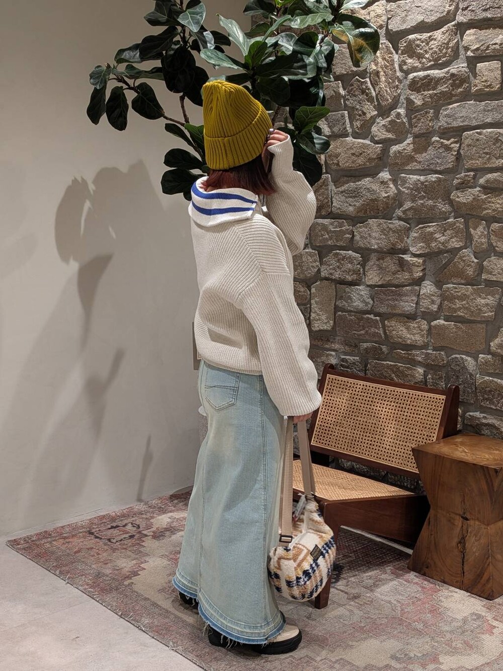 「低身長、差し色コーデ、個性派、春色、ニット、ニット帽、スカート、BAYFLOWJEANS_BAYFLOW、BAYFLOW、カジュアル、ラフ、ゆったり、スポーティ、体型カバー、ママコーデ」｜「BAYFLOWの【スタッフ企画】デニムスカート／YOU are YOU（デニムスカート、ブルー系）」を使った、sunabfさん（レディース・148cm）の冬コーディネートの2枚目の写真