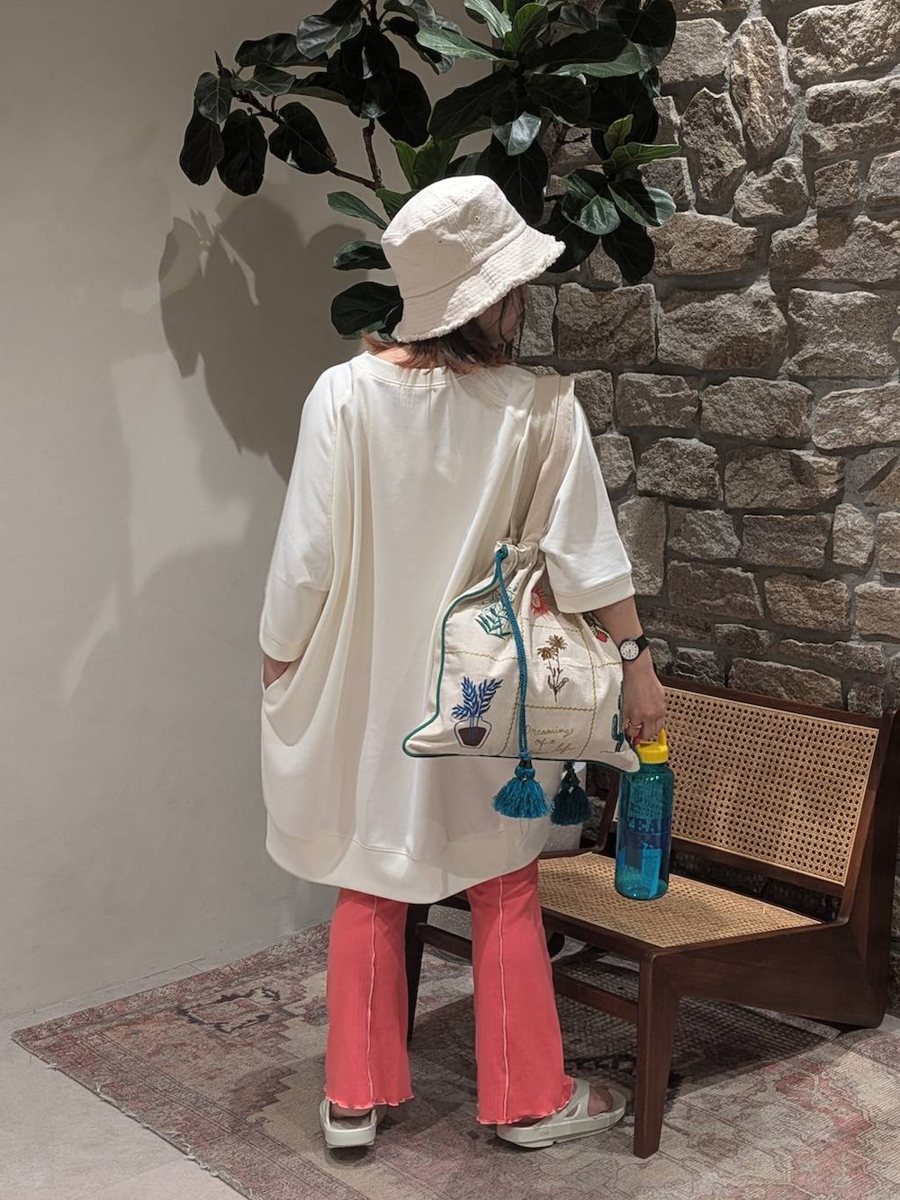 「低身長、差し色コーデ、個性派、オーバーサイズ、ゆったり、体型カバー、ママコーデ、キッズ服、スウェット、レギンスパンツ、サンダル、バッグ、バケットハット、キャンプ、アウトドア」｜「BAYFLOWの[大容量!]BF TYPO Ｗボトル1000ml（水筒、ブルー系）」を使った、sunabfさん（レディース・148cm）の春コーディネートの3枚目の写真