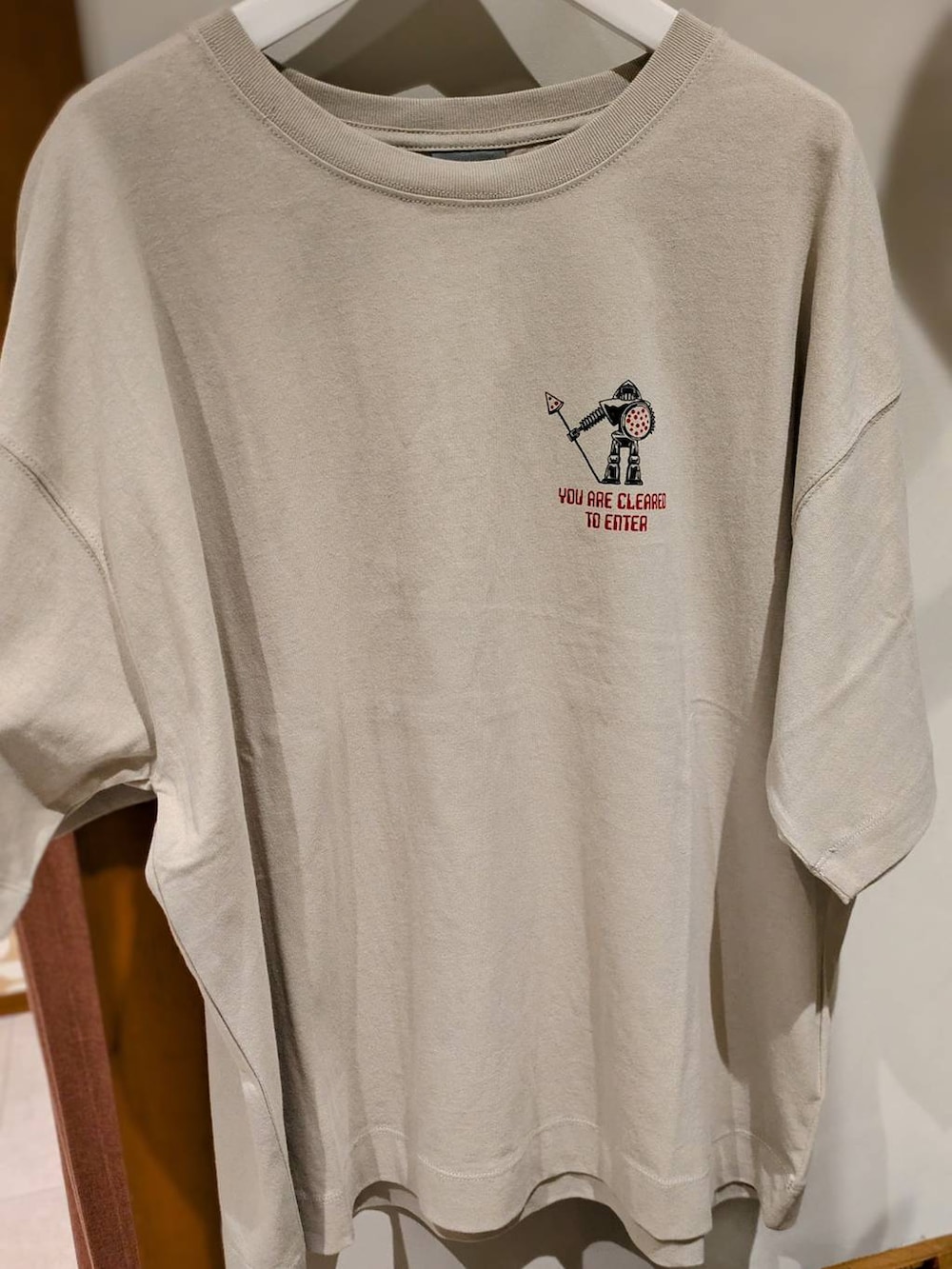 ホワイト系のTシャツ/カットソー、ブラック系のTシャツ/カットソー、ベージュ系のTシャツ/カットソーを着用したレディースの夏コーディネートの5枚目の写真