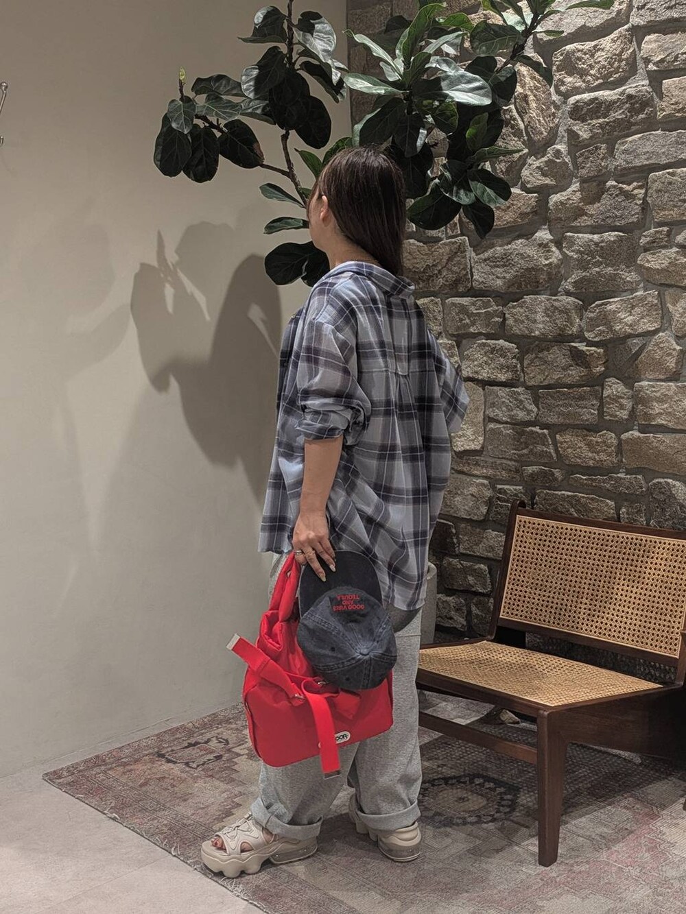 レッド系のトートバッグ、ブルー系のシャツ/ブラウス、グレー系のその他パンツを着用したレディースの夏コーディネートの2枚目の写真